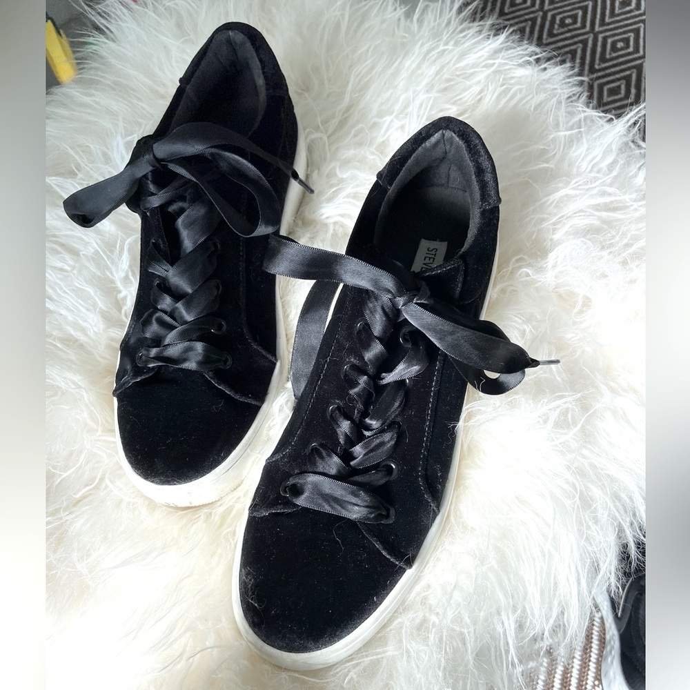 Steve Madden Size 9 black velvet w satin ties tennis shoe.
